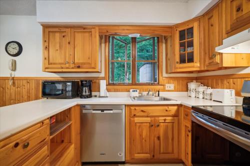 Quaint Condo 5 minutes to the ski slopes Valley Park D1 in Killington, USA
