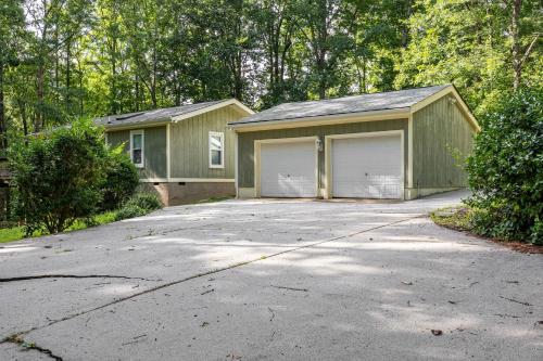 Cozy 3Br Lake Retreat with BBQ & Fire Pit in Mineral, USA