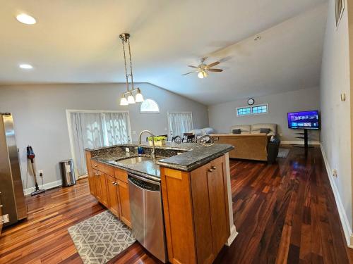 Spacious Home With Basment Suit in College Park, USA
