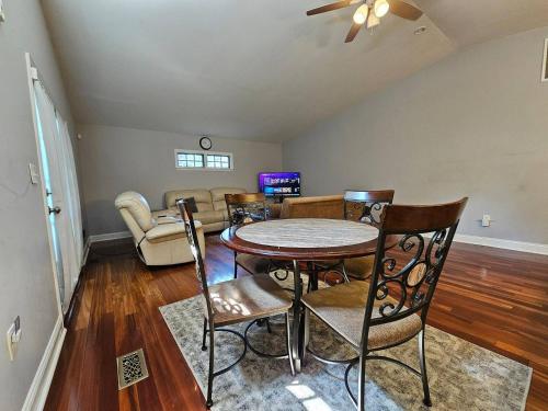 Spacious Home With Basment Suit in College Park, USA