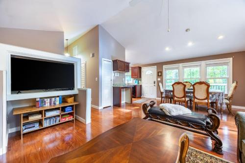 Cozy 3Br Lake Retreat with BBQ & Fire Pit in Mineral, USA