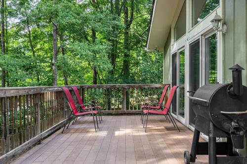 Cozy 3Br Lake Retreat with BBQ & Fire Pit in Mineral, USA