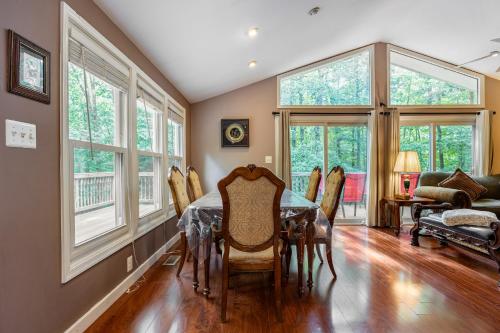Cozy 3Br Lake Retreat with BBQ & Fire Pit in Mineral, USA