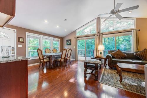Cozy 3Br Lake Retreat with BBQ & Fire Pit in Mineral, USA