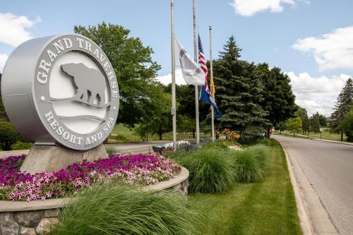 Valleyway Getaway Golf AC 2 Beds + Baths in Traverse City, USA