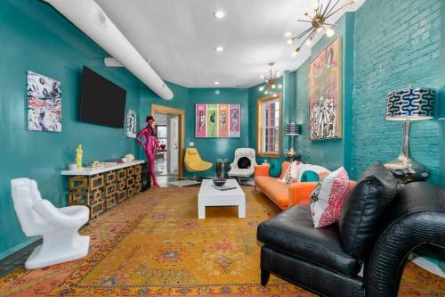 3 Bedroom Penthouse Downtown Close to Everything image