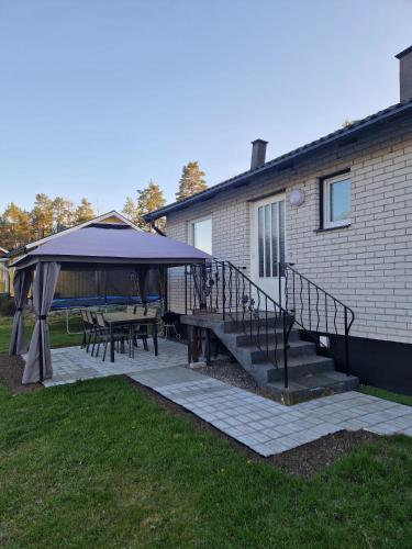 บริการและสิ่งอำนวยความสะดวก, Modernt gästhus på 90 m2 för upp till 8 personer (Modernt gasthus pa 90 m2 for upp till 8 personer) in เว็สเตอร์วีค