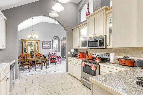 14 Mi to Jekyll Island Luxe Brunswick Home in 布倫瑞克