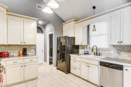 14 Mi to Jekyll Island Luxe Brunswick Home in 布倫瑞克