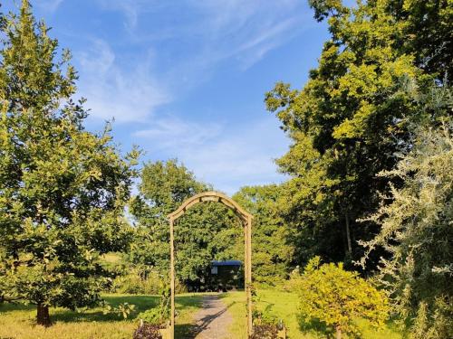 Charming tranquil Shepherds Hut with lakeside balcony 'Roach' in أكفيلد