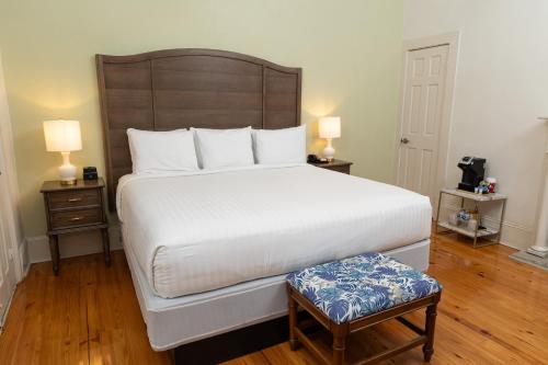 Deluxe King Room image 2