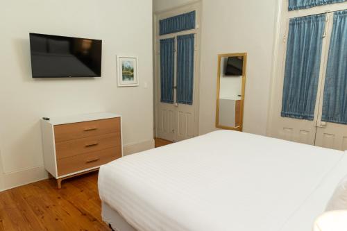 Deluxe King Room image 3