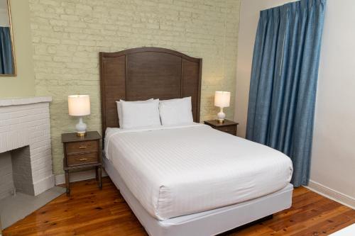 Deluxe Queen Room image 3
