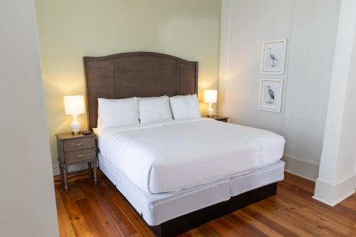 Deluxe King Room image 9