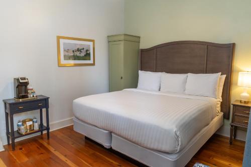 Deluxe King Room image 8