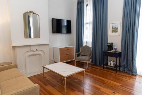 Deluxe King Room image 7