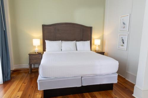 Deluxe King Room image 6