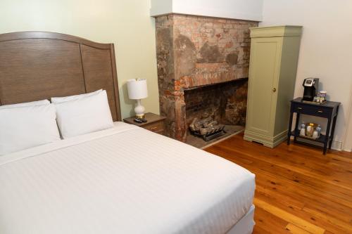 Deluxe Queen Room image 3