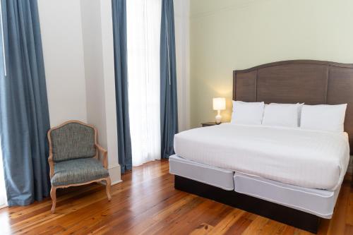 Deluxe King Room image 4