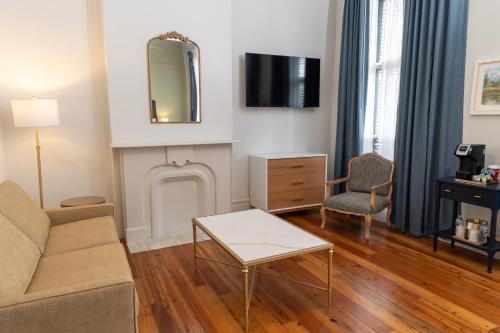 Deluxe King Room image 3