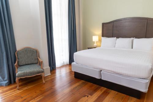 Deluxe King Room image 2
