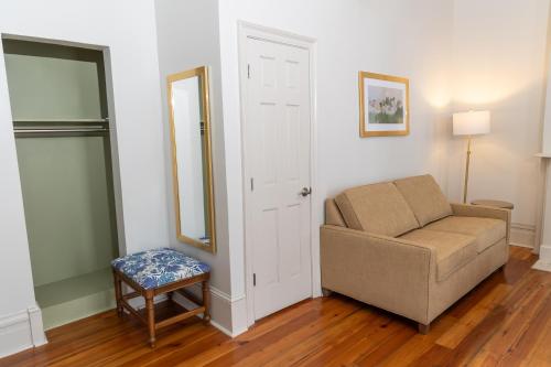 Deluxe King Room image 1
