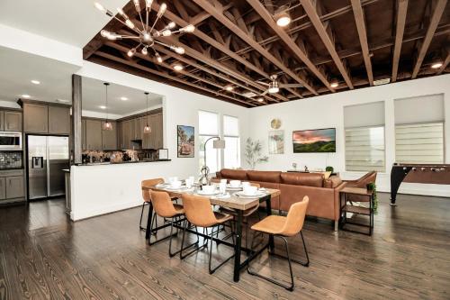 Stunning Home in Midtown, Houston with 3BDR 5Beds Skyline View BBQ Terrace in Houston, USA