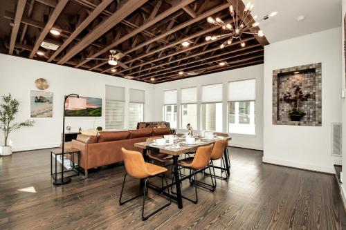 Stunning Home in Midtown, Houston with 3BDR 5Beds Skyline View BBQ Terrace in Houston, USA