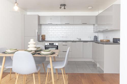 Luxury Apartment, Birmingham-Parking in Handsworth Wood