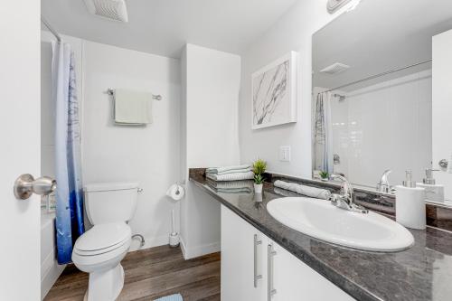 Elegant 2BR Downtown Apartment Offering Unmatched City & Mountain Vistas in Vancouver, Canada