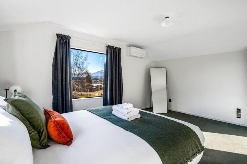Wanaka close to town Modern with a Fireplace and Heat pumps Sleeps 6 - image 4
