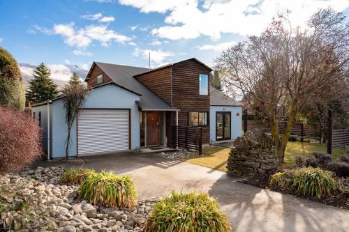 Wanaka close to town Modern with a Fireplace and Heat pumps Sleeps 6 - image 3