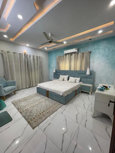 1 king bed, 2 futon beds