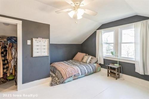 Bright 4br Bungalow Sleep 12 Near Des Moines & I80 in Stuart, USA
