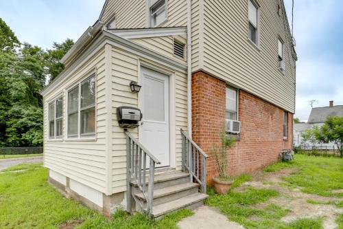 Easthampton Apartment Near Breweries and Rail Trail! Easthampton Apartment Near Breweries and Rail Trail!