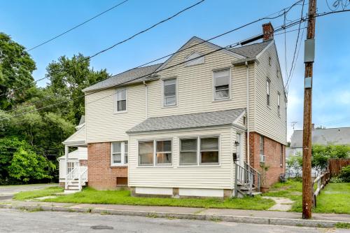 Easthampton Apartment Near Breweries and Rail Trail! Easthampton Apartment Near Breweries and Rail Trail!