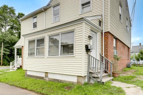 Easthampton Apartment Near Breweries and Rail Trail! Easthampton Apartment Near Breweries and Rail Trail!