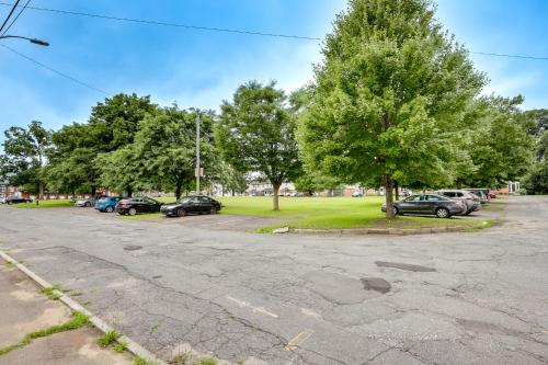 Easthampton Apartment Near Breweries and Rail Trail! Easthampton Apartment Near Breweries and Rail Trail!