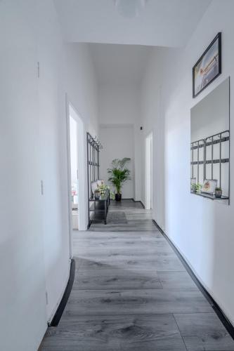 Spacious APT by Charles Bridge, Prague Castle with Free PARKING, Прага (фото 4)