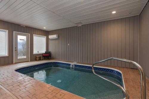 A View To Remember Cabin with beautiful mountain views and a indoor pool in Gatlinburg, USA