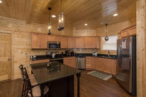 A View To Remember Cabin with beautiful mountain views and a indoor pool in Gatlinburg, USA