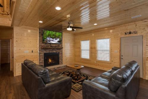 A View To Remember Cabin with beautiful mountain views and a indoor pool in Gatlinburg, USA
