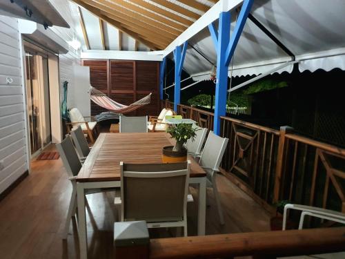 Facilities, Chambre marine et sa salle de bain a l'Amirade in La Desirade