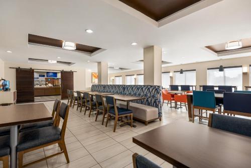 อาหารและเครื่องดื่ม, Holiday Inn Express Hotel & Suites Fredericksburg By IHG in เฟรเดอริคเบิร์ก (VA)