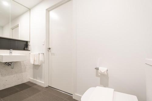 Pleasant &bright 2br2ba Apt Footscray Pool - Tap to explore photos