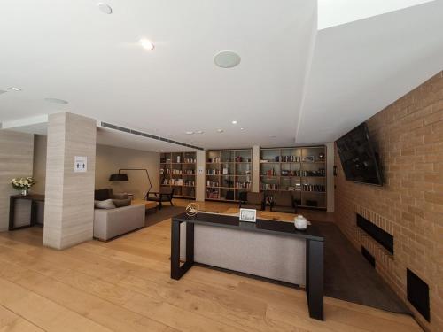 Brand New 2br2ba Caulfield Parkbalcony Poolgym in Caulfield