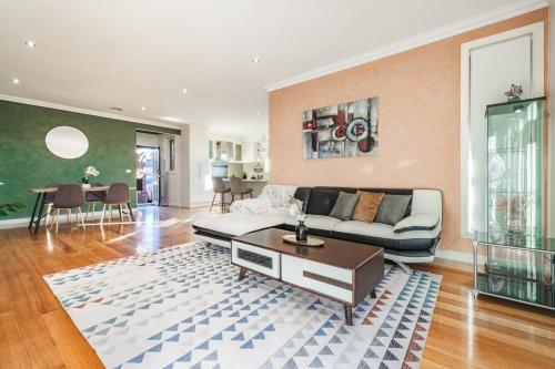 Nunawading Beautiful 3br Housedeckingcourtyard in فوريست هيل