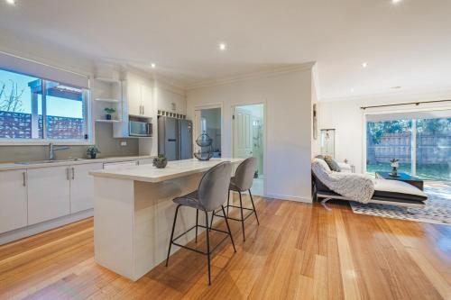 Nunawading Beautiful 3br Housedeckingcourtyard in فوريست هيل