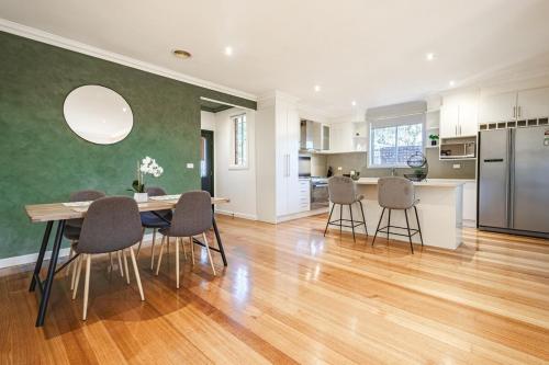 Nunawading Beautiful 3br Housedeckingcourtyard in فوريست هيل