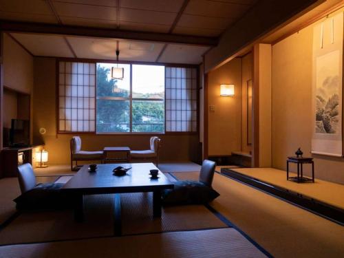 room detail thumbnail 1